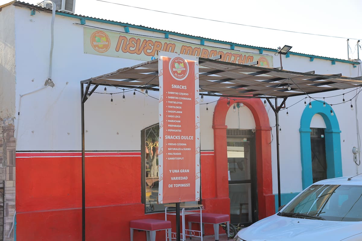 Vista del exterior de la nevería Maranatha, ubicada frente a la plaza pública de Baviácora, donde se elaboran nieves con sabores tradicionales y regionales.