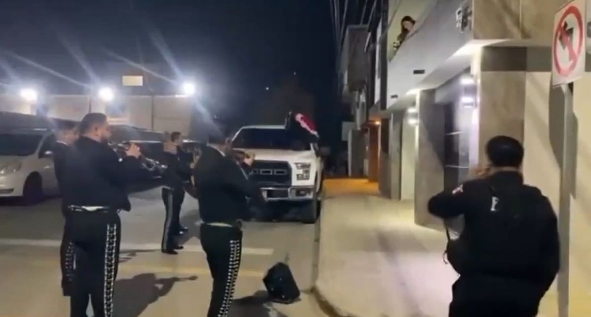 Fue grabado llevando serenata con mariachi y portando su uniforme. Foto: Redes