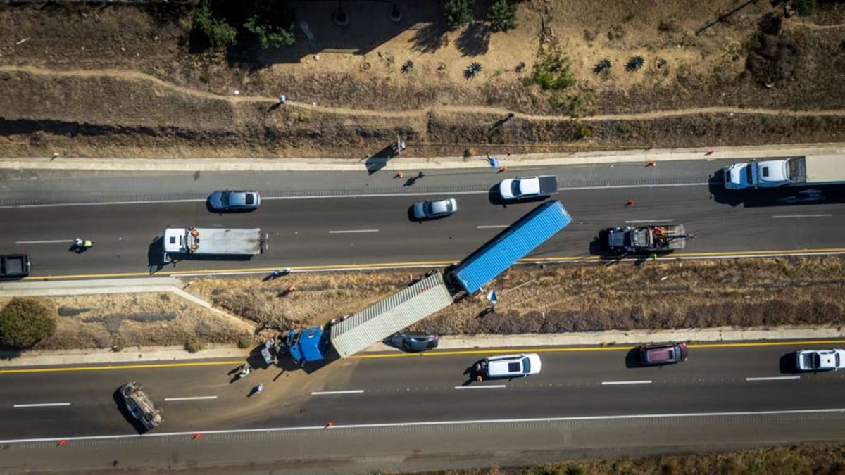 Un accidente entre un tractocamión y al menos dos vehículos particulares dejó una persona fallecida la mañana de este miércoles sobre la carretera Escénica Rosarito-Ensenada. Foto: Border Zoom