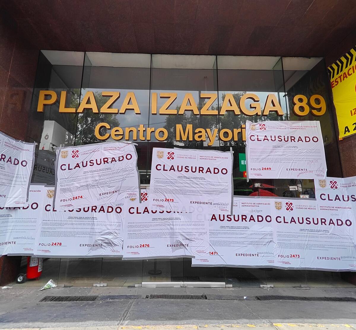 Fue clausurada temporalmente esta plaza donde se distribuyen productos chinos.
Foto: InveaCDMX