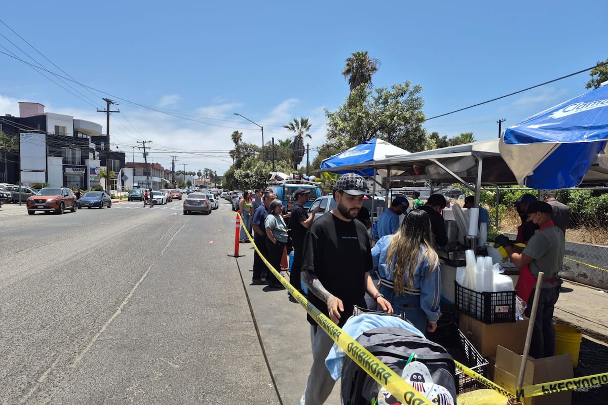 Hacen hasta más de una hora de fila en carreta de mariscos en Ensenada