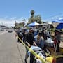 Hacen hasta más de una hora de fila en carreta de mariscos en Ensenada