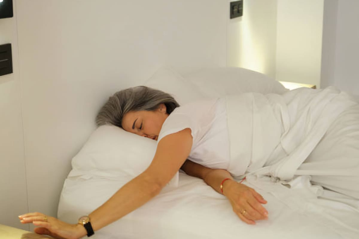 ¿Duermes peor después de los 50? Expertos advierten sobre los riesgos de automedicarse