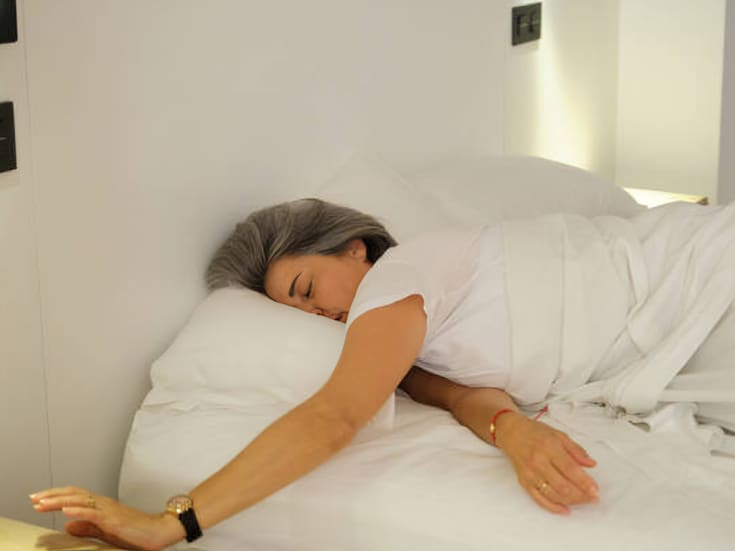 ¿Duermes peor después de los 50? Expertos advierten sobre los riesgos de automedicarse