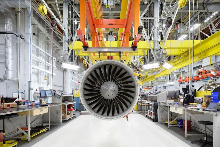 Gobierno, empresas y universidades acordaron una agenda para fortalecer la innovación, la proveeduría y el talento especializado.: FOTO X GE AEROSPACE