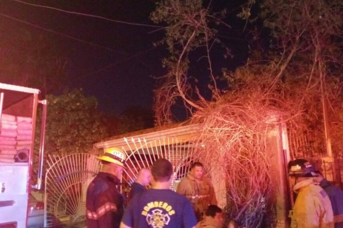 Rescatan a familia de incendio en la División del Norte