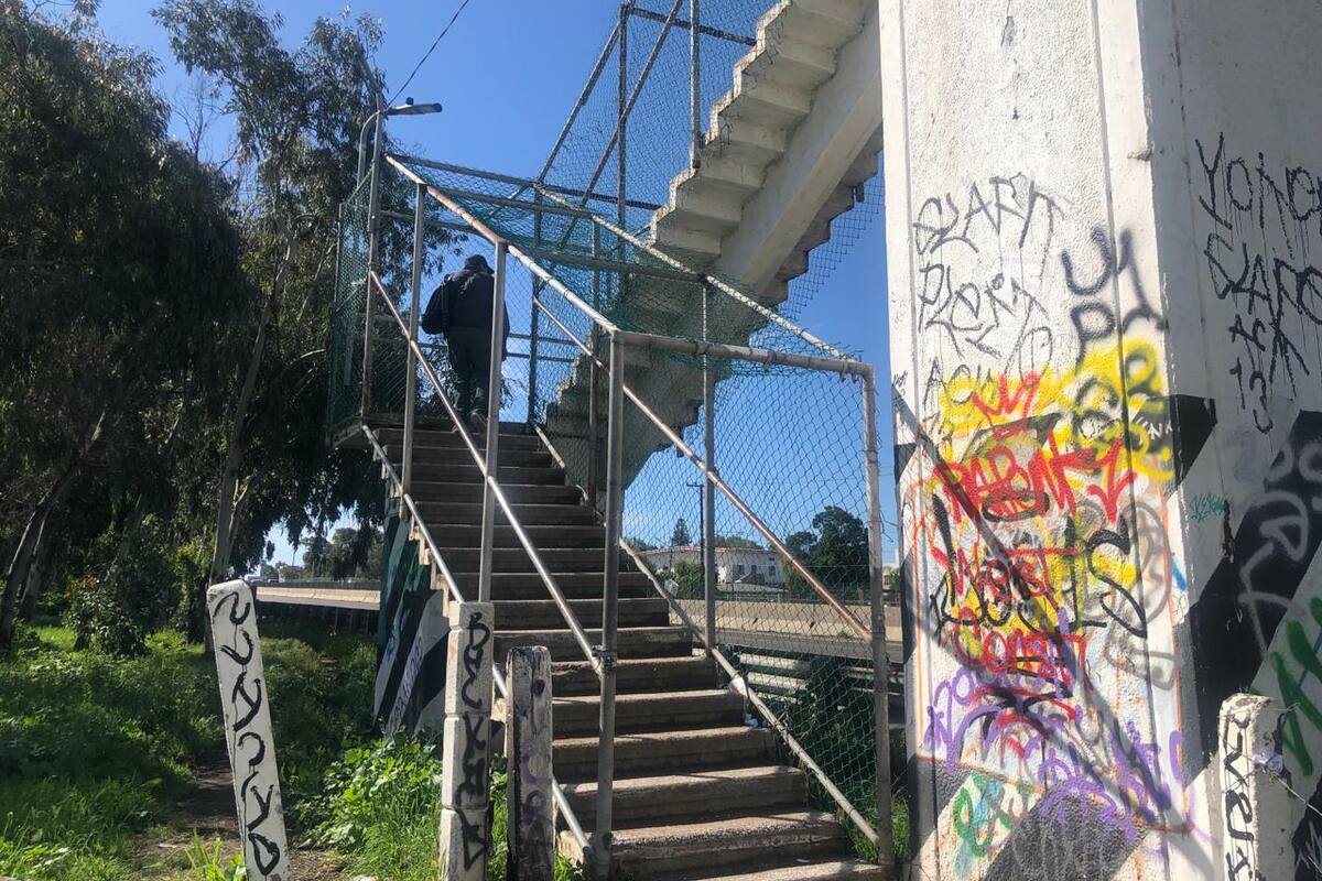 Falta de seguridad permitió robo de malla ciclónica en dos puentes peatonales de Rosarito