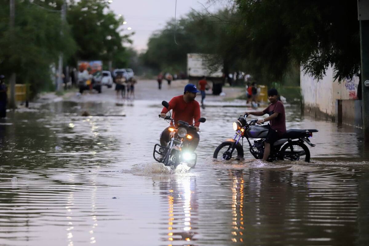 Joven de colonia La Cholla rescata a un menor que cayó en un canal tras las lluvias de este tarde en Hermosillo