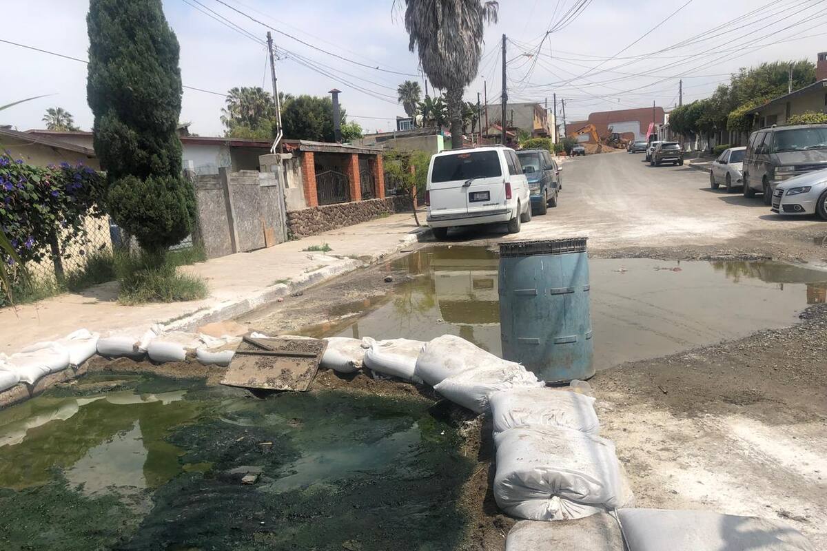 Colonos de Machado Sur en Rosarito sufren por derrame de aguas negras