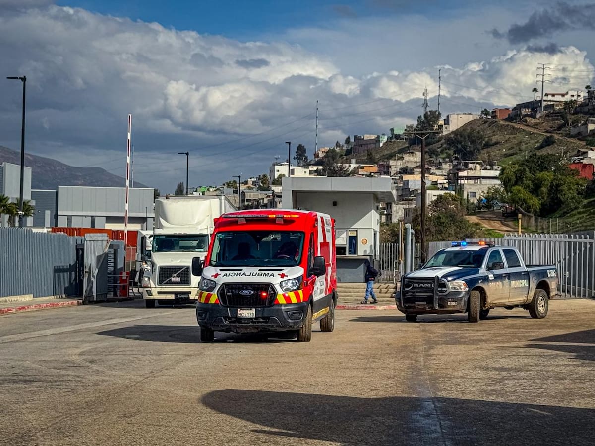 Dos hombres fueron atacados con arma punzocortante en la calle Turquesa y trasladados en condición grave. Foto: Border Zoom