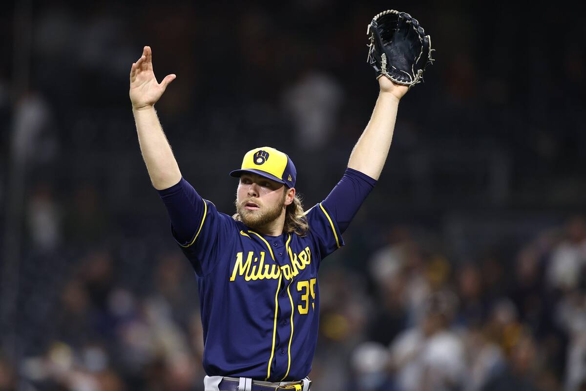 Corbin Burnes da su primera base por bola de la temporada tras cinco aperturas