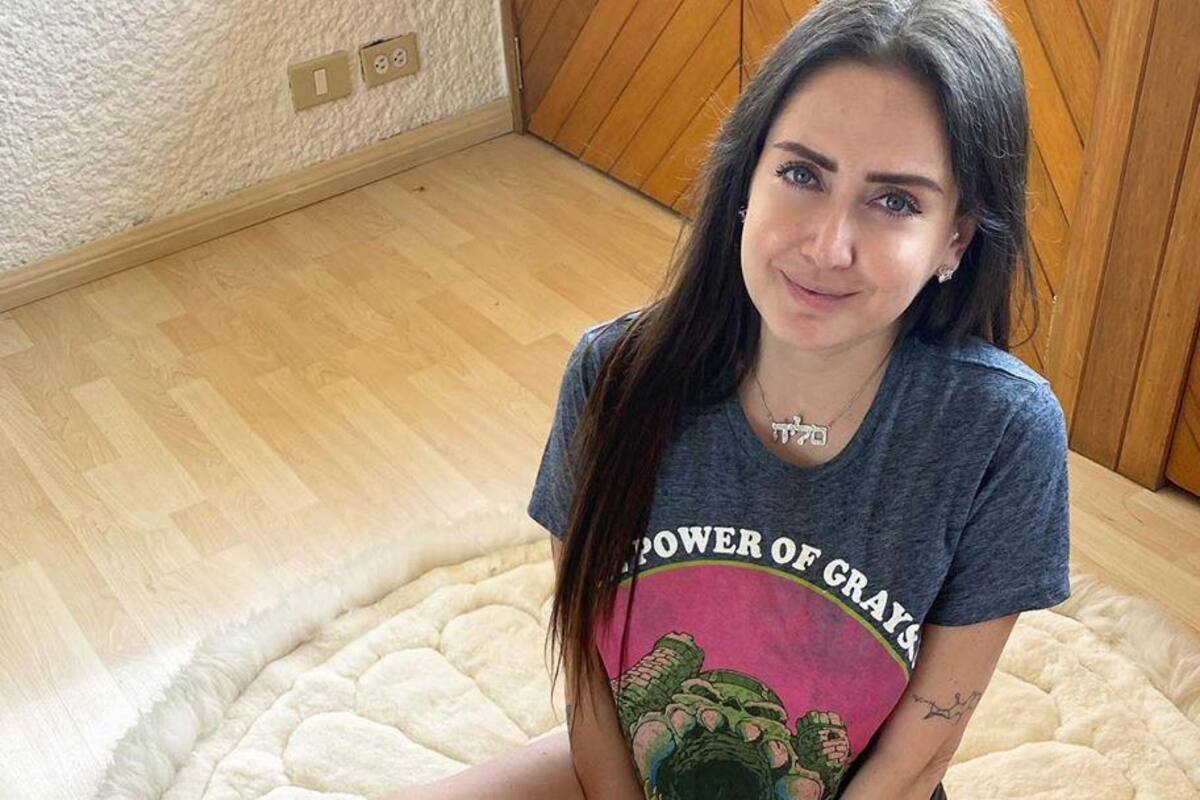 Celia Lora calienta las redes en lencería roja
