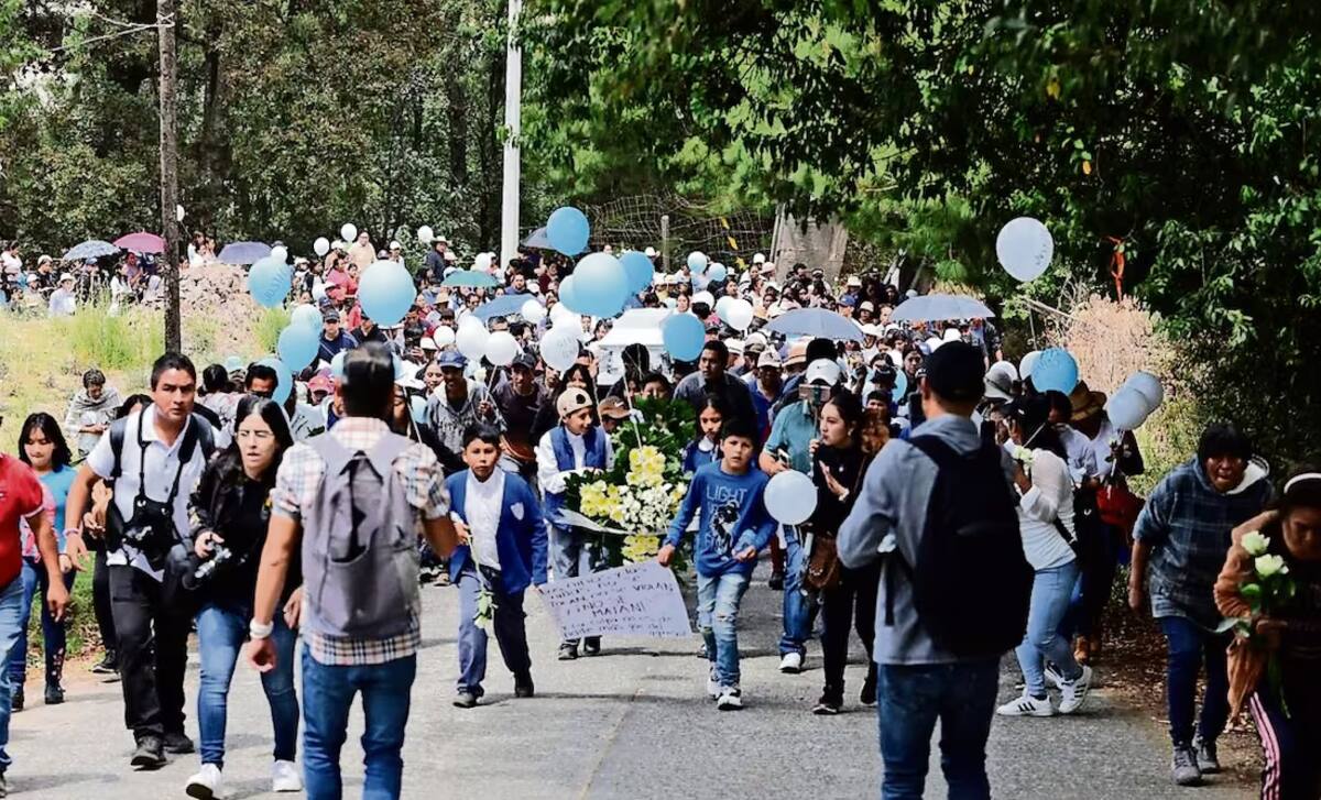 Vecinos despiden a "Toñito" y exigen justicia para el culpable de su muerte. / El Universal.