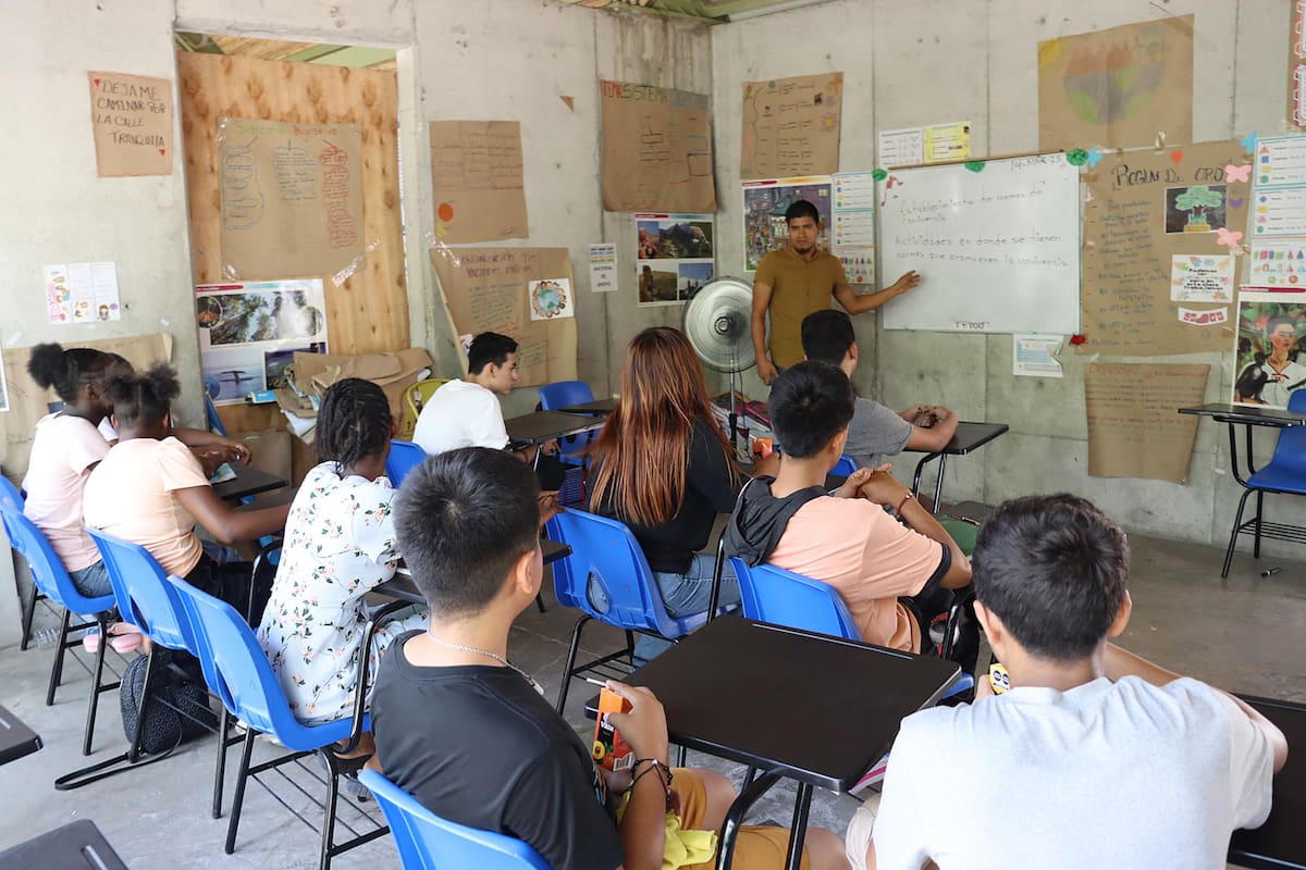 Maestros en Chiapas crean programa educativo para niñas y niños migrantes varados por el cierre de la frontera con Estados Unidos