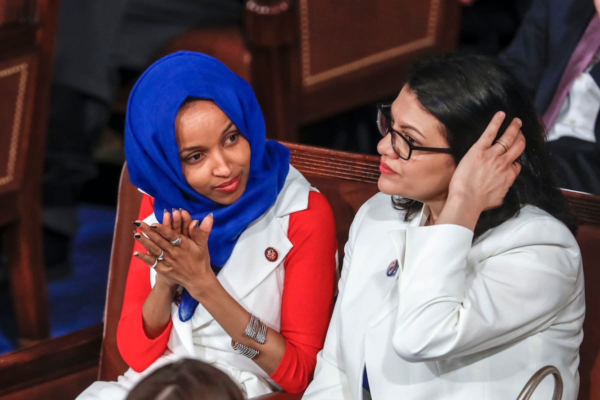 Las congresistas demócratas Ilhan Omar (izq) y Rashida Tlaib (der) en el Capitolio en Washington el 5 de febrero del 2019. (AP Photo/J. Scott Applewhite, File)