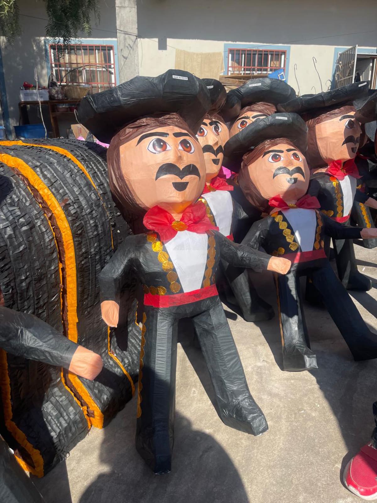 Para hacer las piñatas que se exportan, trabajan seis familias de esta comunidad ya que entregan en promedio 300 unidades cada 15 días de figuras diversas.