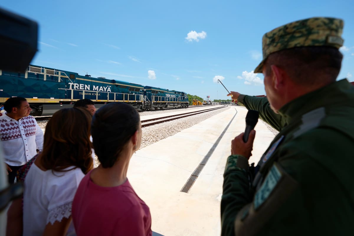 Claudia Sheinbaum supervisó en Puerto Morelos las primeras 12 locomotoras del Tren Maya de carga, cuyo inicio de operaciones está previsto para 2027. | Foto: Presidencia
