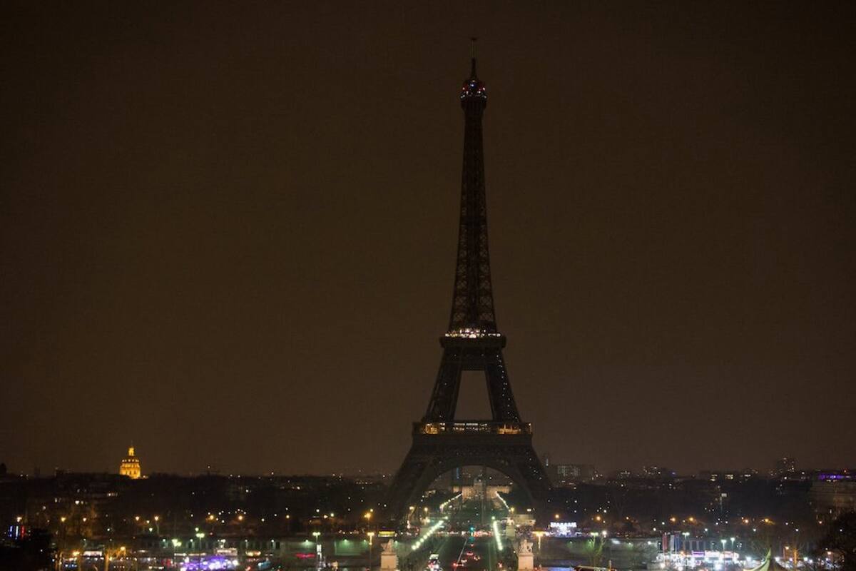Torre Eiffel apaga sus luces en solidaridad con las víctimas de Beirut