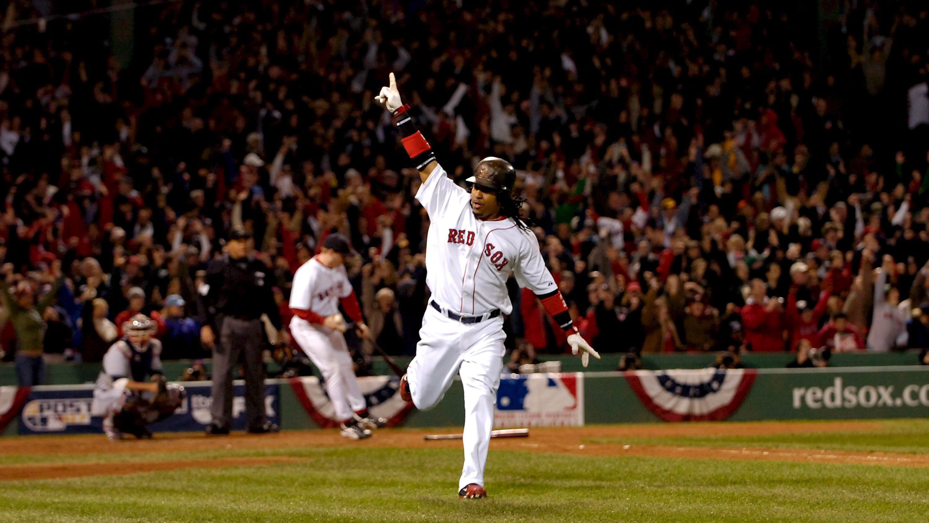 CJX16 BOSTON (EEUU) 13/10/07.- El lanzador de los Red Sox de Boston Manny Ramirez saluda al público mientras rodea las bases después de anotar un cuadrangular impulsador de dos carreras ante los Indians de Cleveland, hoy, 13 de octubre de 2007, durante la quinta entrada del juego de la serie de campeonato de la Liga Americana de la MLB, disputado en el Fenway Park en Boston, EEUU. EFE/CJ GUNTHER