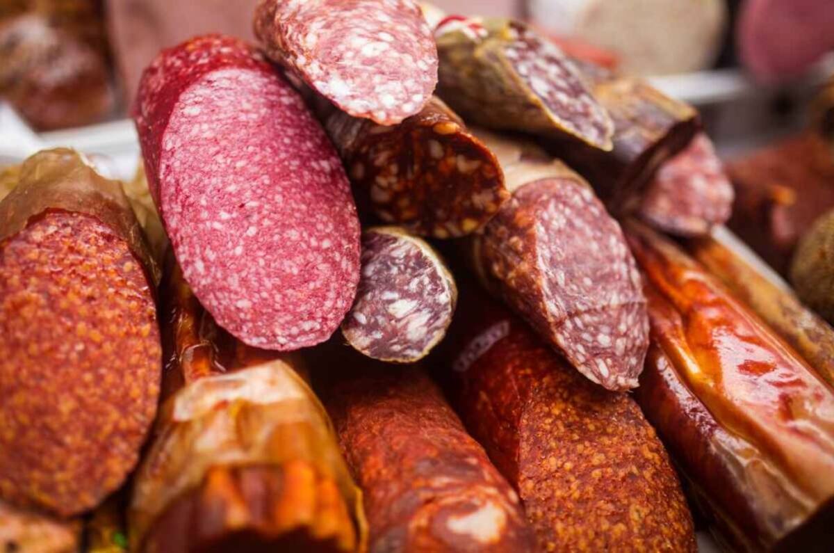 En las cocinas de ambos países, estos chorizos desempeñan roles esenciales.