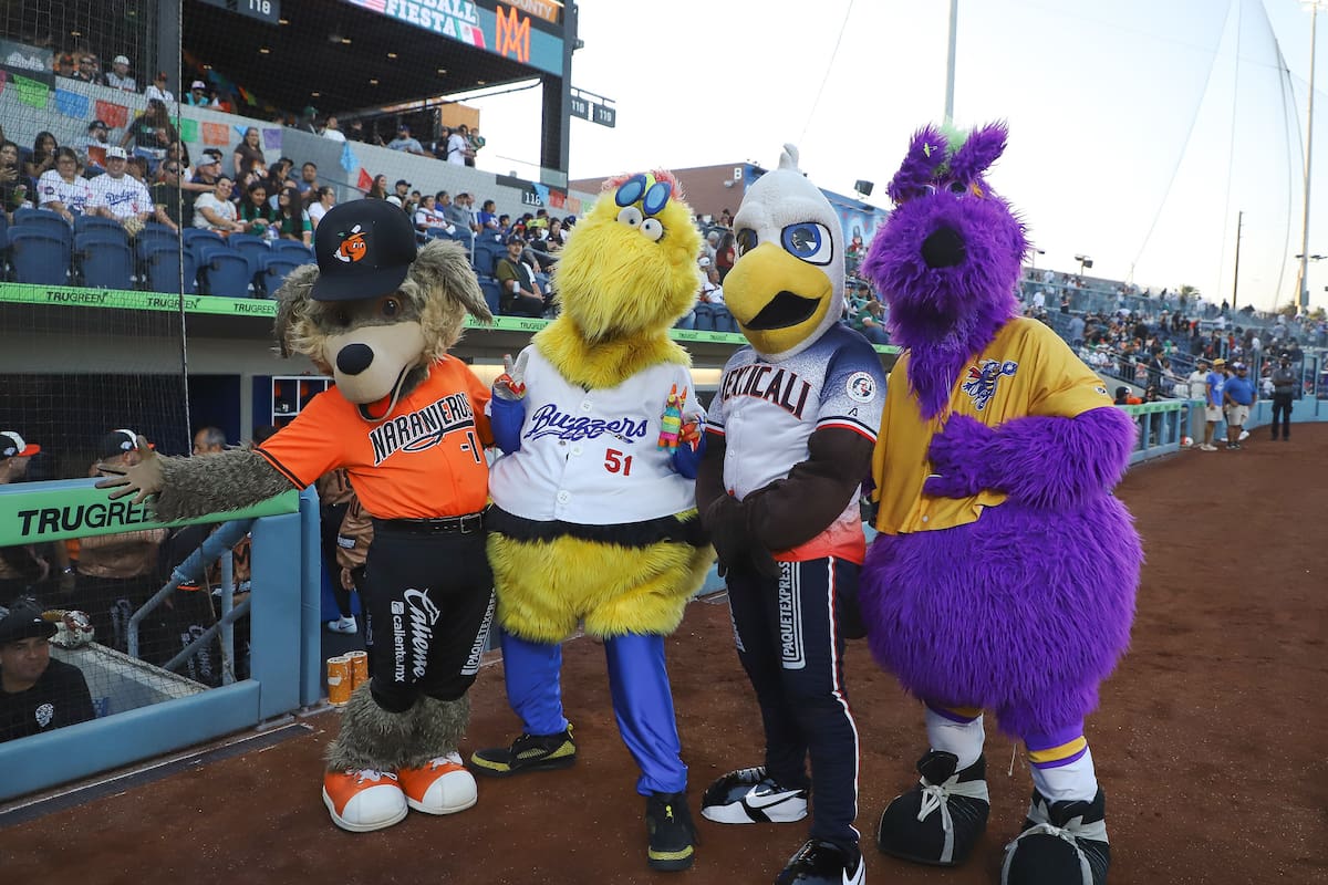 Beto Coyote de Naranjeros y Lucho el Aguilucho de Mexicali, estuvieron acompañados por las mascotas de Ontario, California. (Foto: Cortesía Naranjeros)
