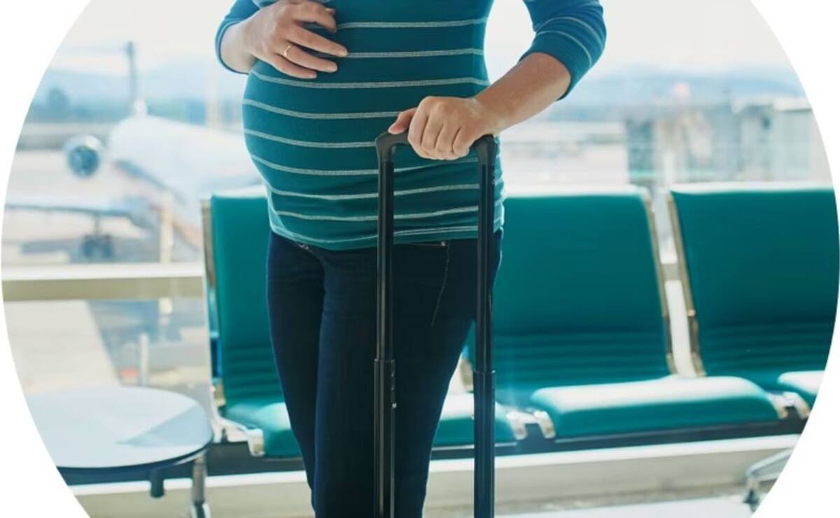 Imagen ilustrativa de una mujer embarazada en un aeropuerto.