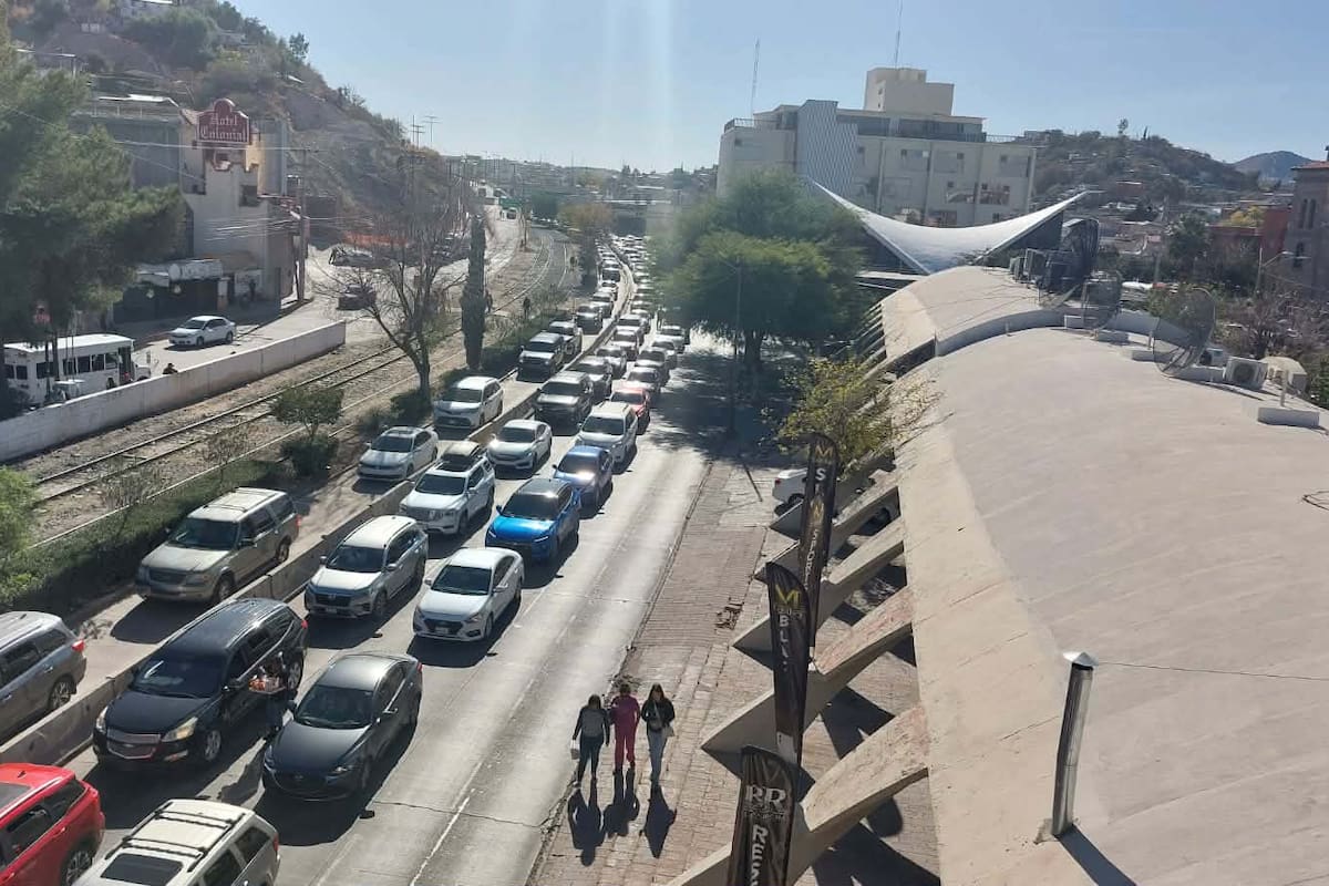 Largas filas en Nogales previo a Nochebuena