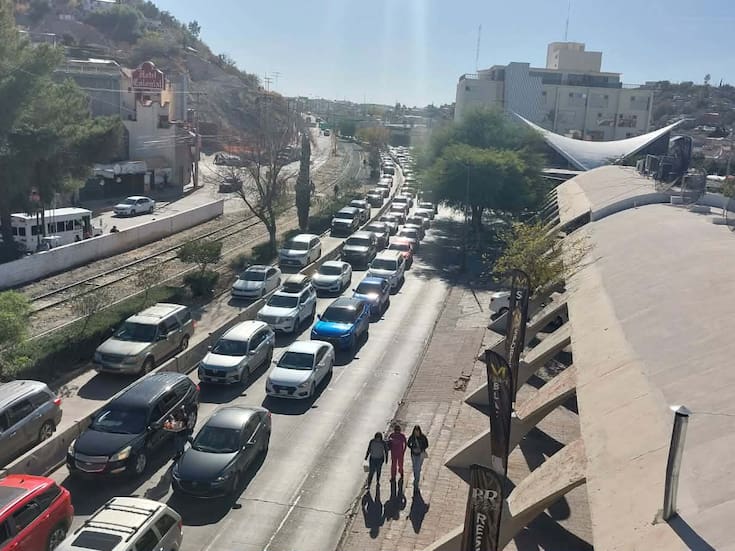 Largas filas en Nogales previo a Nochebuena