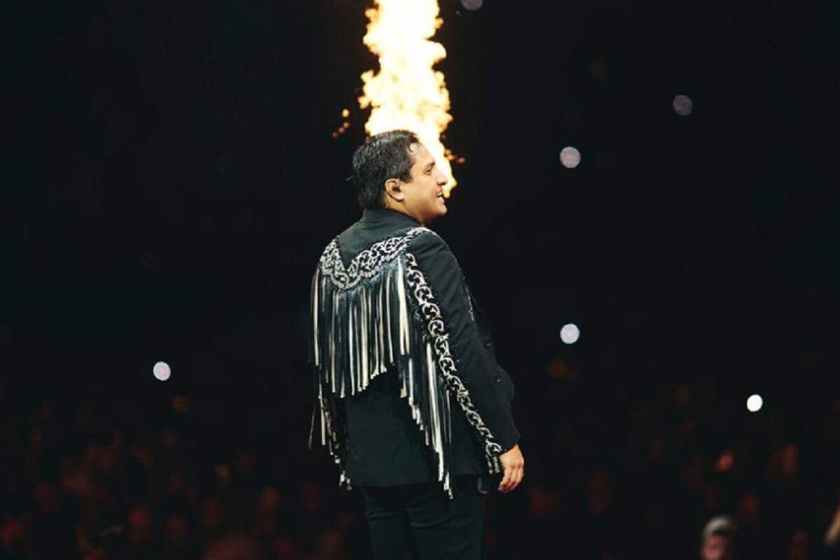 Julión Álvarez emocionado en el primero de tres conciertos en el Sofi Stadium