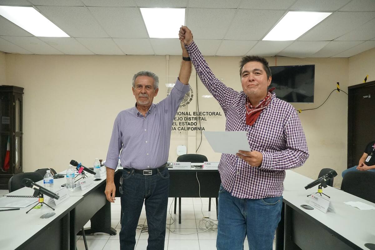 Armando Samaniego recibe constancia de mayoría como diputado federal
