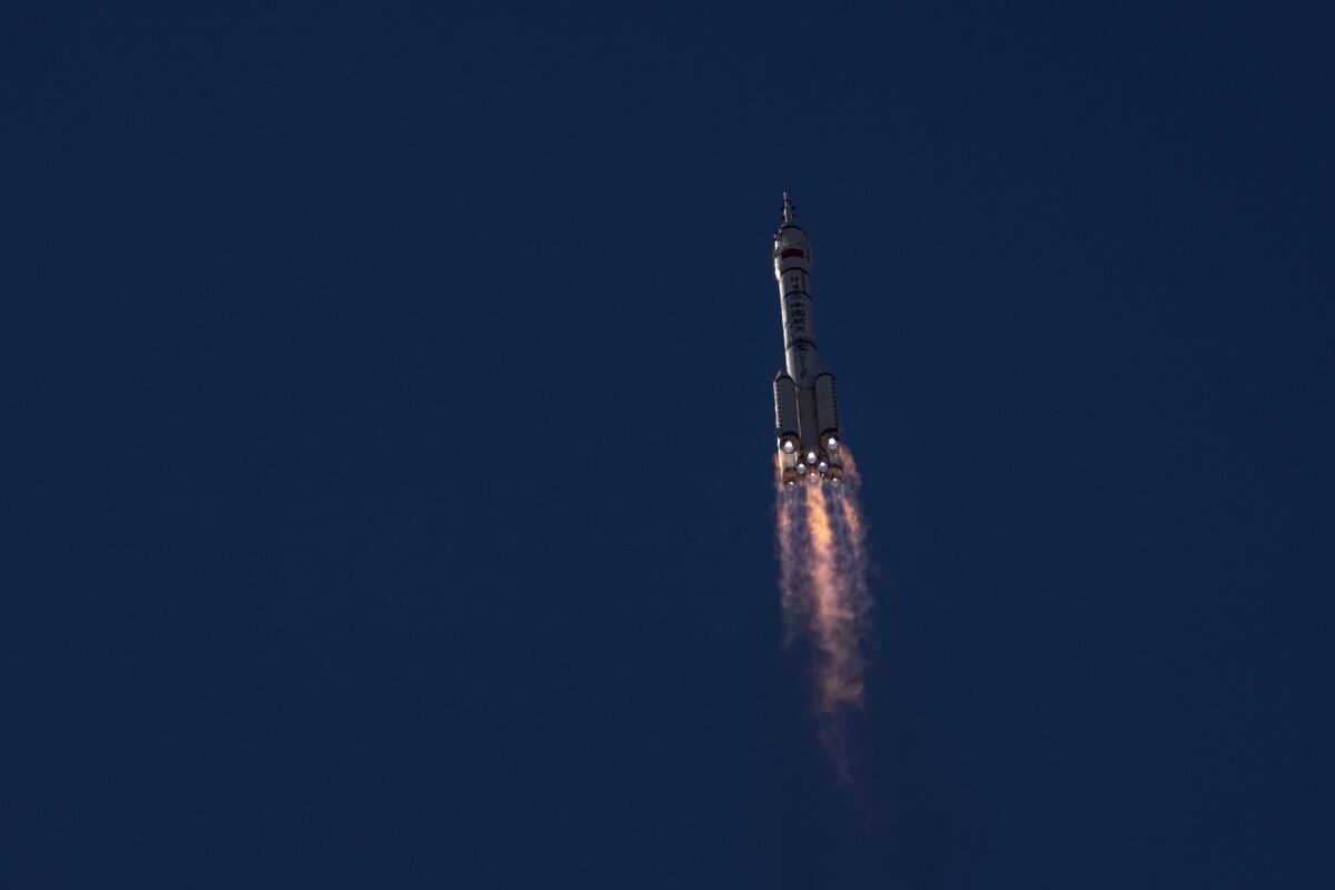 La nave espacial china Shenzhou-12 aterrizó hoy con tres astronautas a bordo