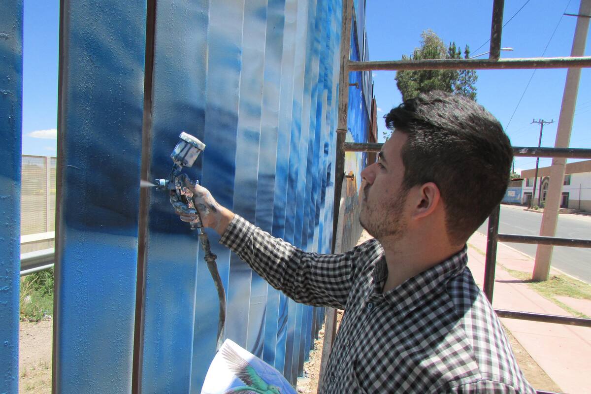 Cumple sueño de pintar en el muro fronterizo