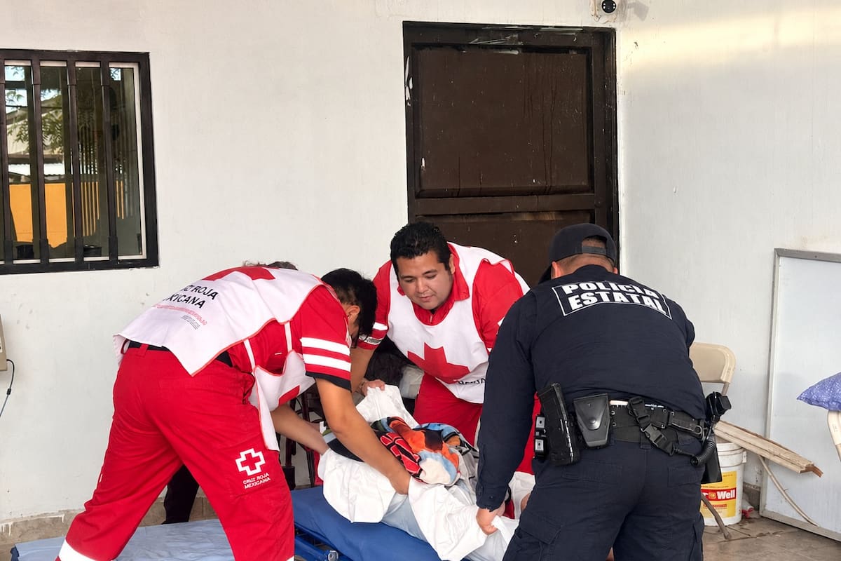 Una llamada al 911 movilizó a policías estatales hasta una casa en llamas en la colonia Ley 57 de Hermosillo, donde la coordinación con bomberos, agentes municipales y vecinos permitió rescatar a un adulto mayor y ponerlo a salvo