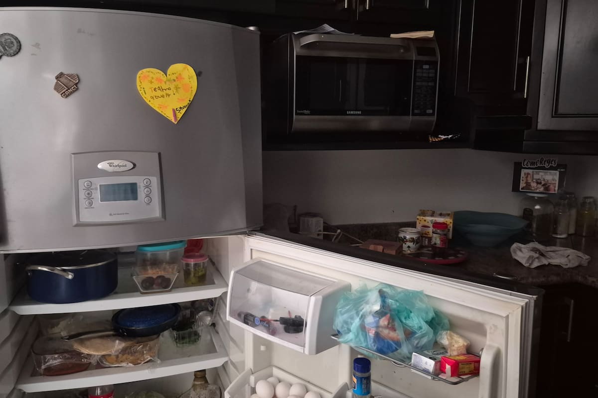 Cientos de familias sufren por más de 7 horas sin luz al Surponiente de Hermosillo debido al calor, mientras muchos negocios también temen perder sus mercancías por apagón