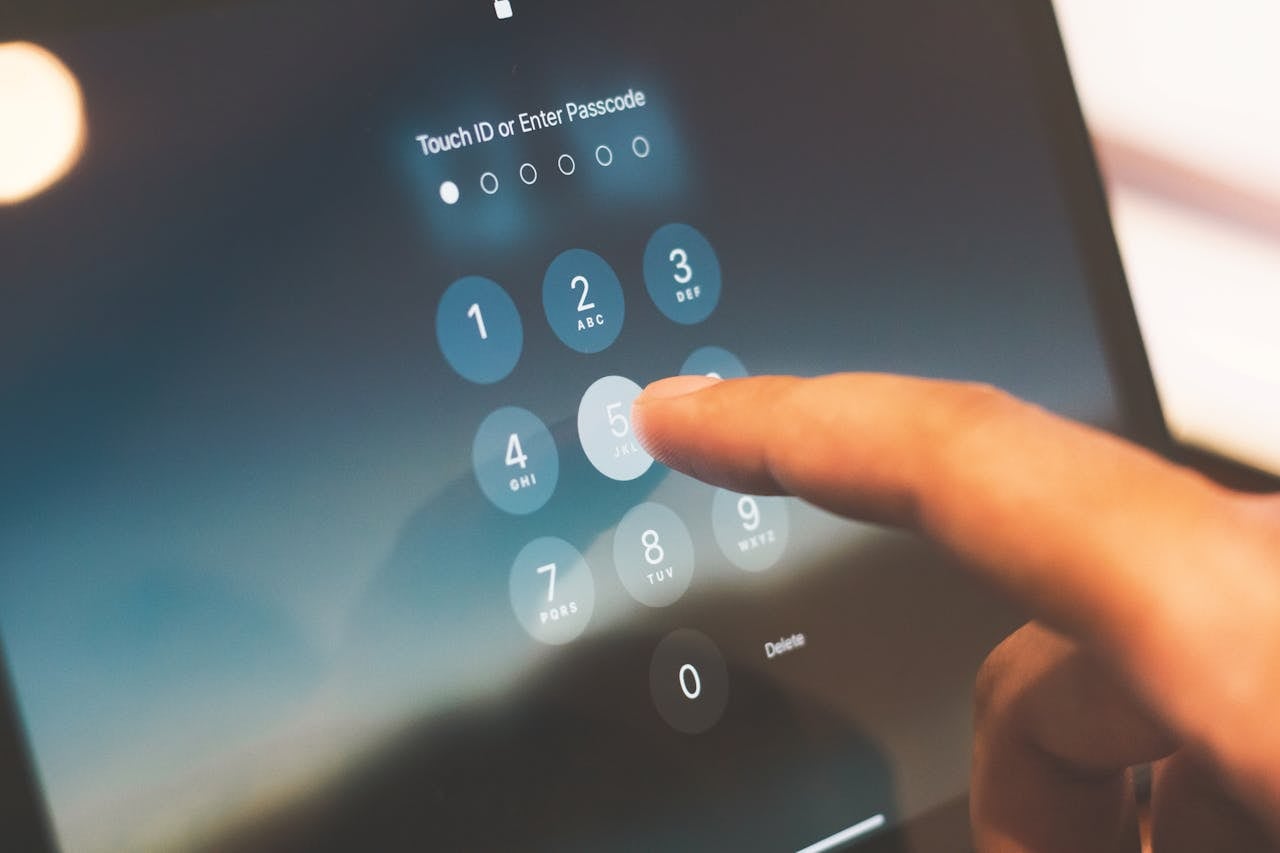 Según la compañía en un entorno seguro, sería menos probable que el teléfono se bloquee de forma accidental. | Foto: Pexels