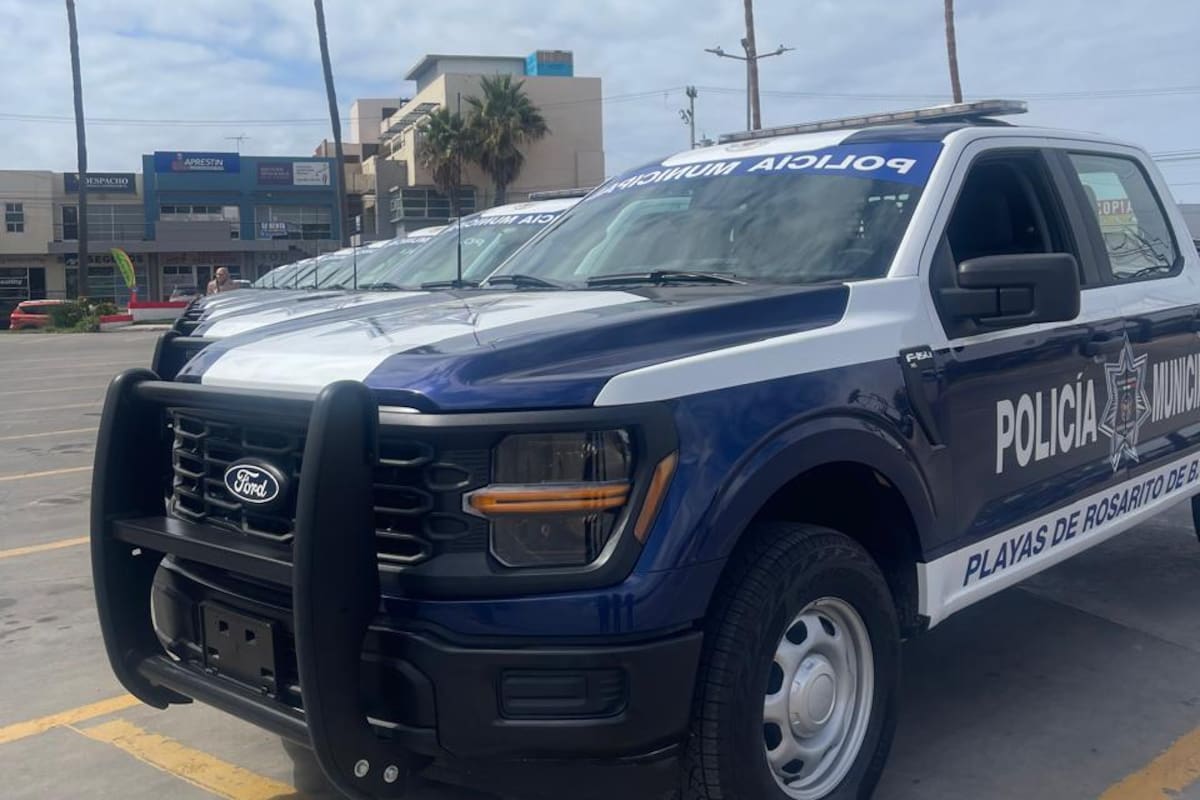 Impactos de bala y corona de flores aparecen en un negocio de Rosarito