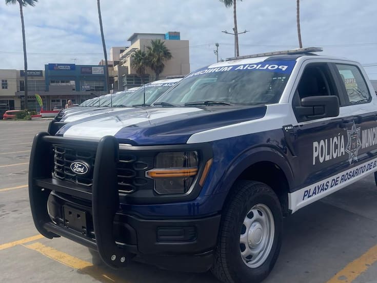 Impactos de bala y corona de flores aparecen en un negocio de Rosarito