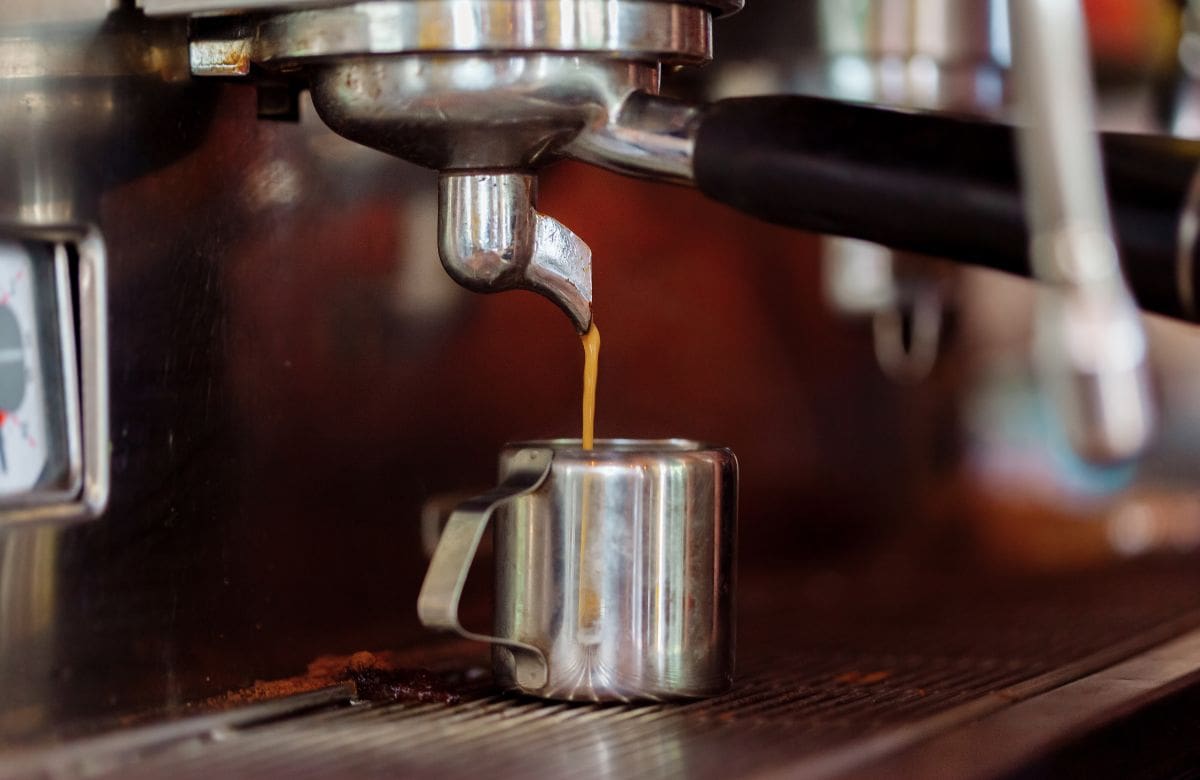 Mantener cápsulas usadas dentro de la cafetera tras cada preparación puede generar humedad, bacterias y mal sabor en el café | Foto: Especial (canva)