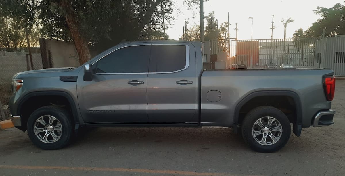 Pickup GMC Sierra de color gris, modelo 2020, con placas de Arizona.│Foto: Cortesía
