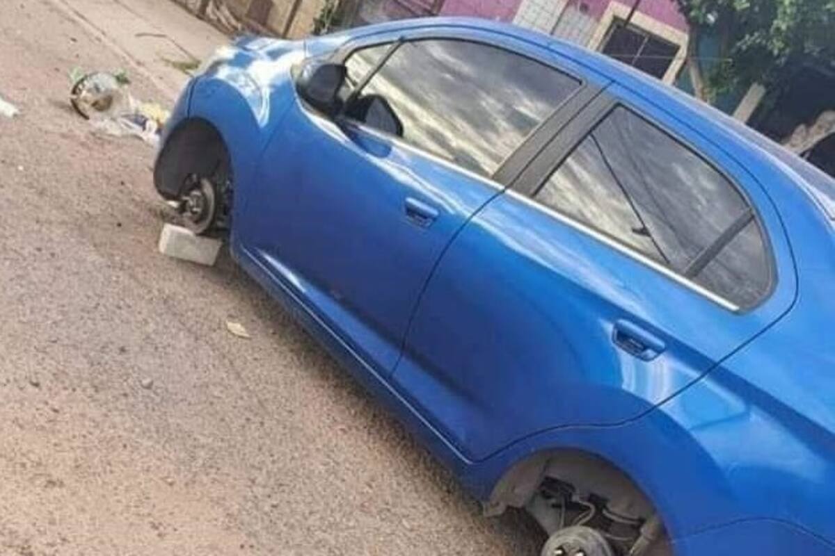 Encuentran sus vehículos “embancados”