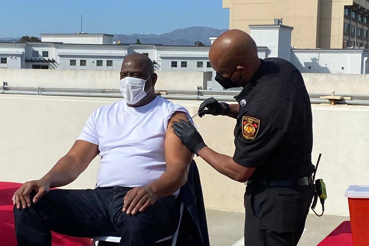 Magic Johnson recibe vacuna contra Covid-19 y dice sentirse emocionado
