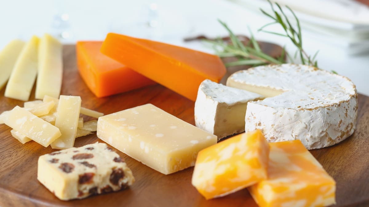 El moho en el queso puede ser inofensivo o peligroso según el tipo y la profundidad de la contaminación/Foto: Canva