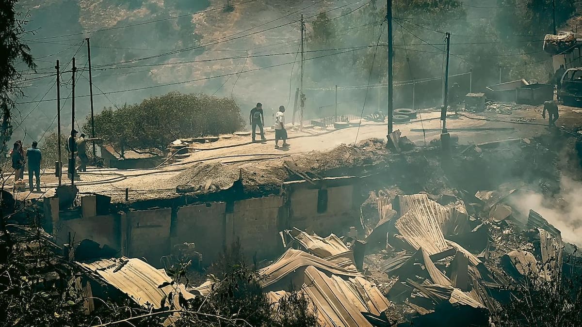 El fuego se originó en una vivienda de un asentamiento irregular y se propagó hacia inmuebles cercanos; no se reportaron personas lesionadas. Foto: Border Zoom