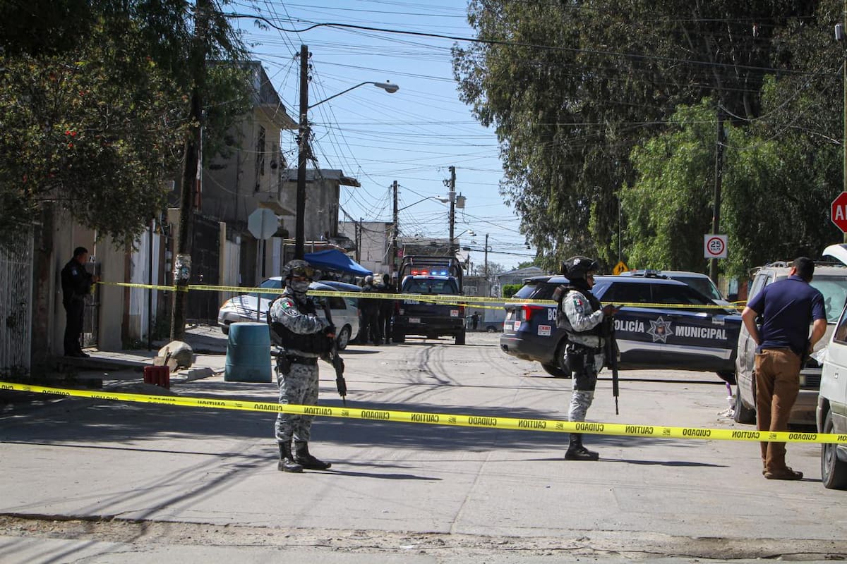 El hallazgo ocurrió tras un reporte por olor fétido proveniente de una panel estacionada entre las calles Tercera y B, donde policías confirmaron que en su interior había una persona sin vida. Foto: Cortesía
