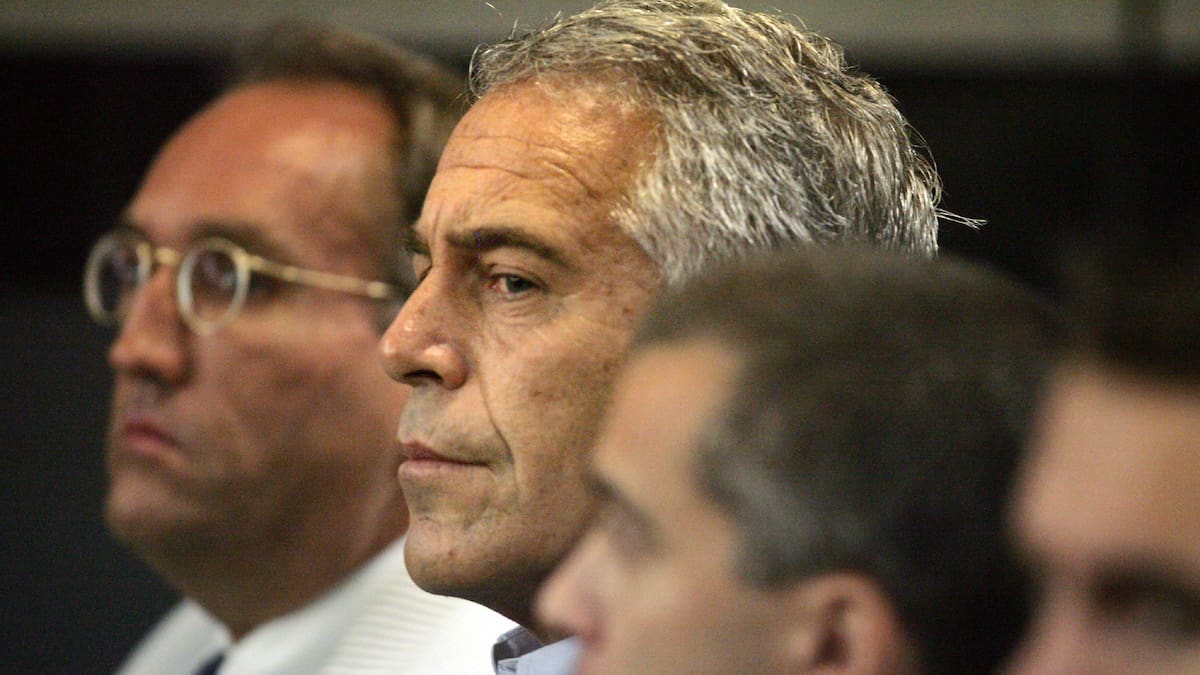Exsecretaria de Jeffrey Epstein, negó conocer los abusos y declaró ante el Congreso que el financiero la manipuló durante años