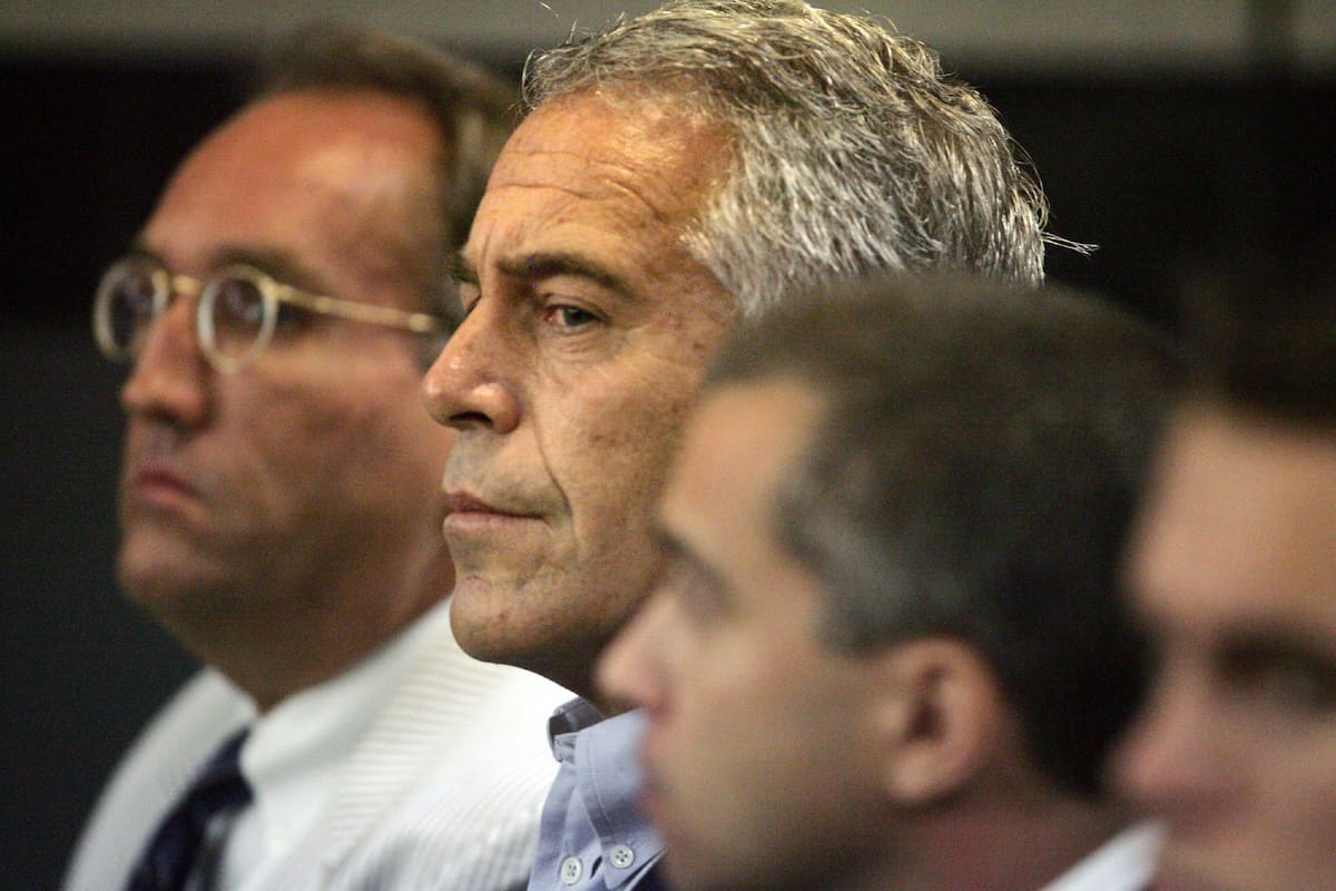 Jeffrey Epstein, al centro, comparece ante una corte en West Palm Beach, Florida, el 30 de julio de 2008. (Uma Sanghvi/Palm Beach Post via AP, File)