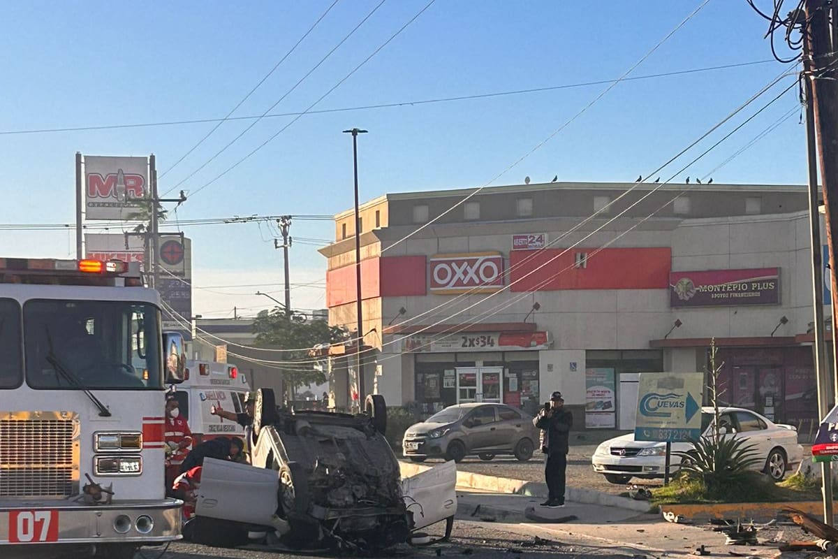 Chocan y vuelcan sobre bulevar Anáhuac