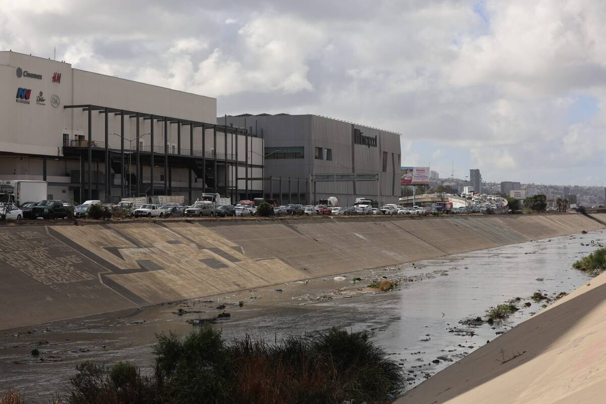El accidente ocasionó tránsito lento en el puente vehicular de La Ermita.