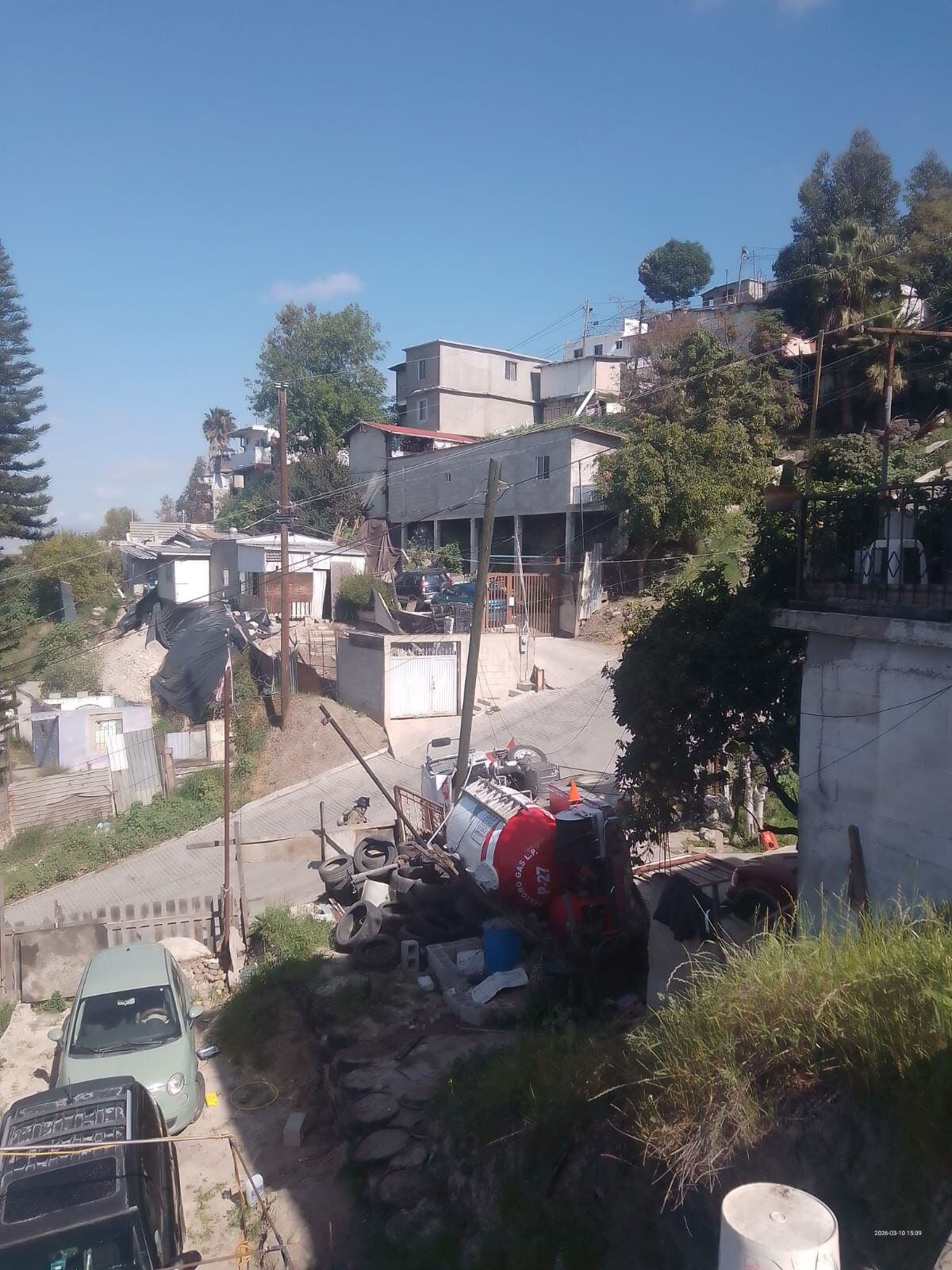 La volcadura de una pipa cargada con gas movilizó a bomberos la tarde de este martes en la colonia Jardines de Aguacaliente, donde dos personas resultaron lesionadas, informó la Secretaría de Seguridad y Protección Ciudadana Municipal. Foto: Michelle Castillo