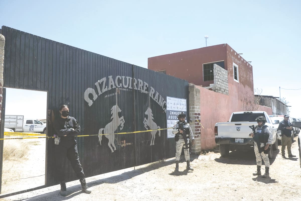 La policía monta guardia frente a la entrada del Rancho Izaguirre, donde se descubrieron restos óseos, el jueves 13 de marzo de 2025, en Teuchitlán, Jalisco. (Foto AP/Alejandra Leyva)
